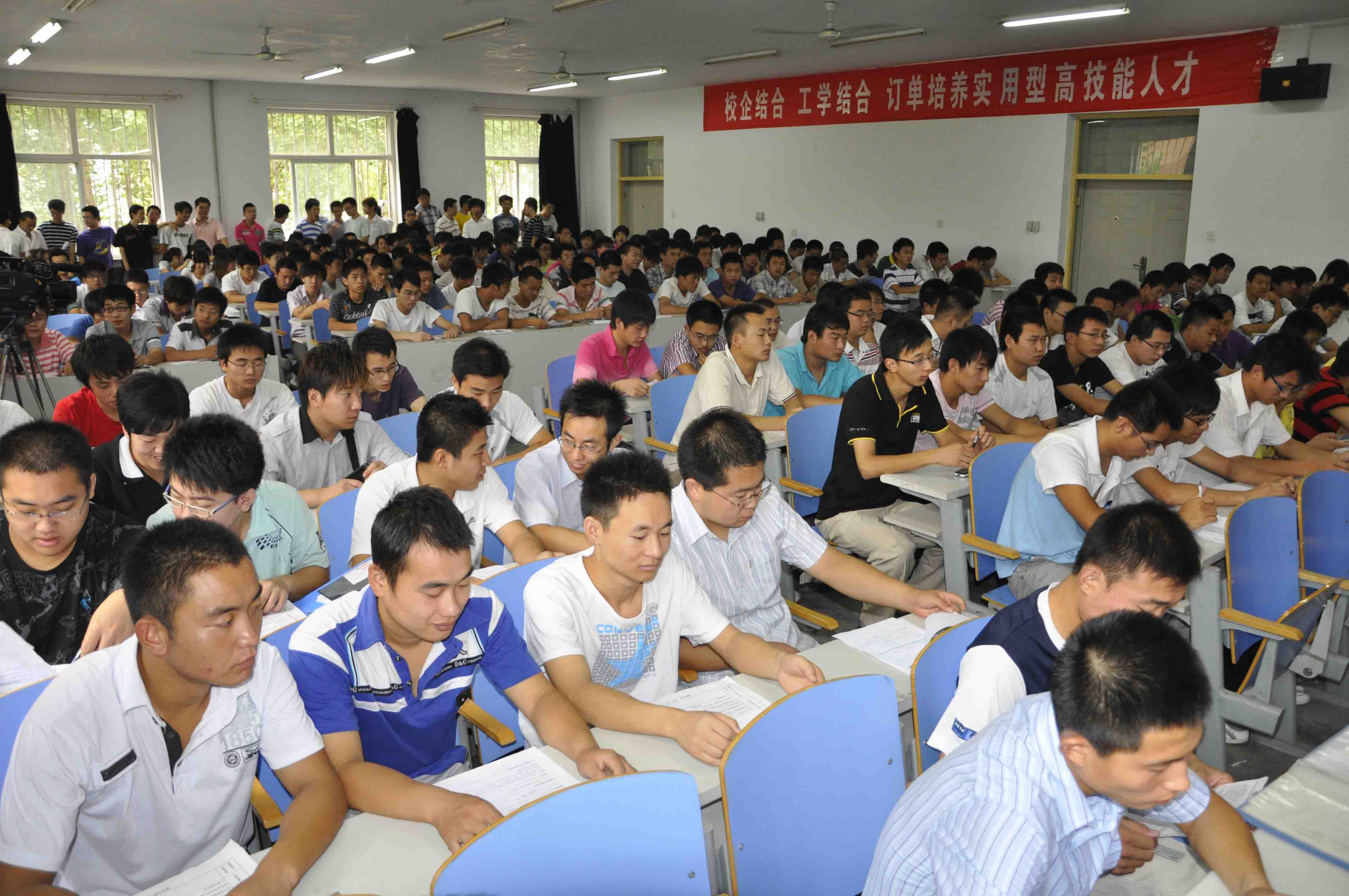 汽车工程系08级学生到庞大汽贸集团顶岗实习一年