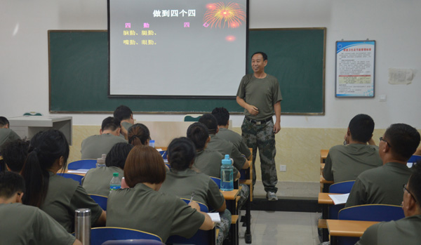 2015年暑期教职工培训系列报道之五  梁建刚副院长为全体学工干部授课