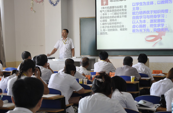 2015年暑期教职工培训系列报道之六  学院举办“说专业，说课程”竞赛