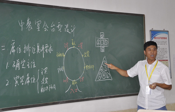 2015年暑期教职工培训系列报道之十  学院青年教师板书设计大赛落幕