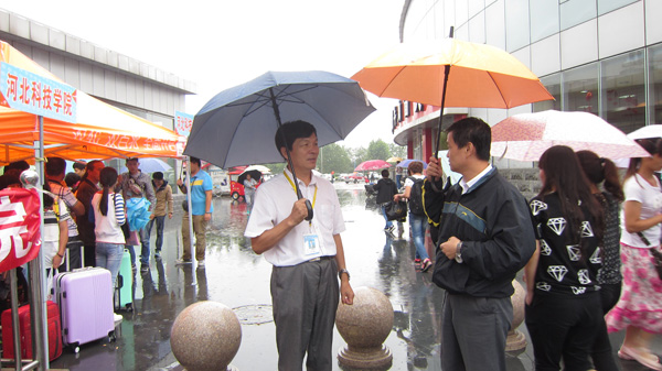 秋雨连绵天渐冷  学院迎新热潮涌