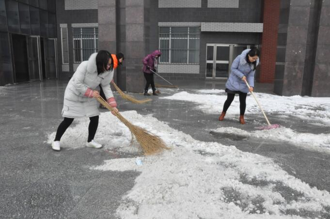 瑞雪披银装，师生扫雪忙