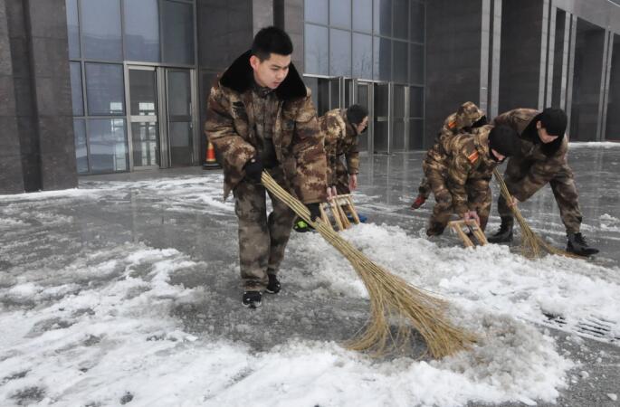 瑞雪披银装，师生扫雪忙