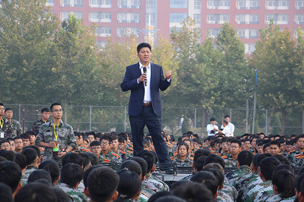 周虎震教授为我校2019级新生做入学教育专题报告