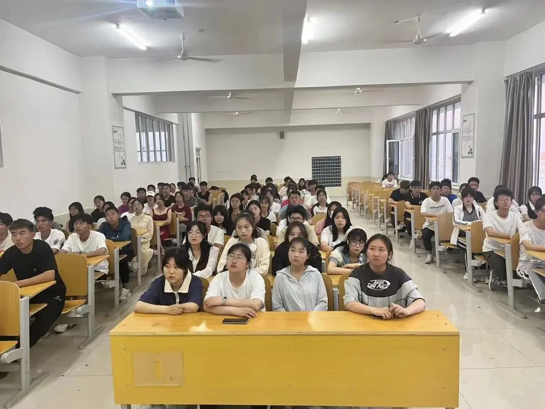 bat365正版唯一官网组织全体同学观看2023年大学生“返家乡”“三下乡”社会实践安全教育直播讲座