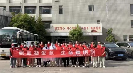 bat365正版唯一官网  青年志愿协会  唐山市中心血站为我校青年志愿者协会赠送锦旗.