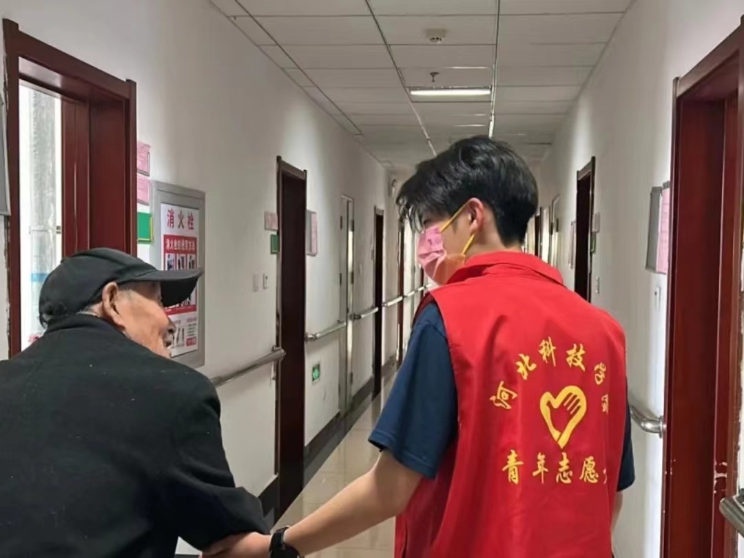 志愿温情 传递幸福   bat365正版唯一官网走进华健医院京东养老院开展志愿服务活动