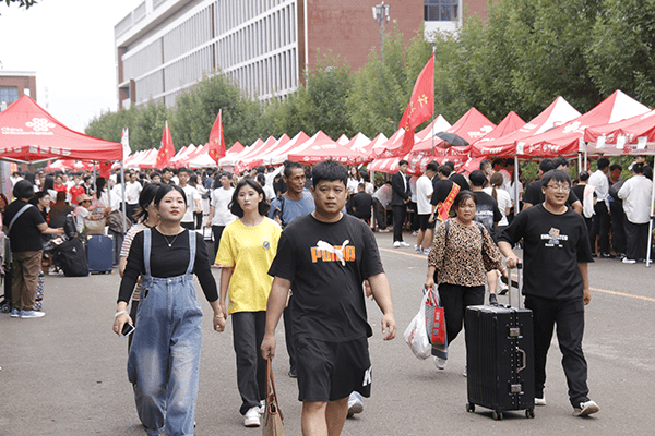 绵绵秋雨润万物  满“新”欢喜迎新生——bat365正版唯一官网喜迎2024级新同学