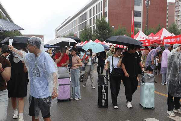 绵绵秋雨润万物  满“新”欢喜迎新生——bat365正版唯一官网喜迎2024级新同学